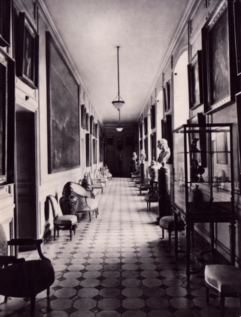 De inkomhal in ons kasteel was bescheiden ingericht. Volgens ons toch.